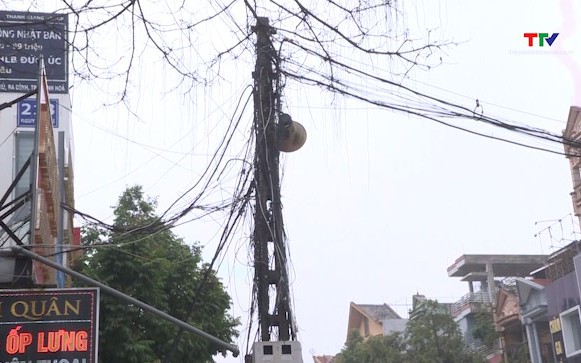 Cột điện nằm ở lòng đường tiềm ẩn nguy cơ mất toàn giao thông