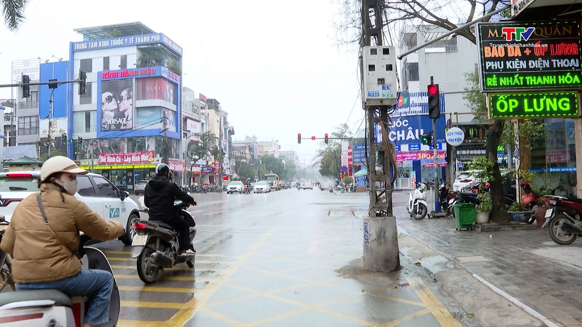 Kiểm tra, rà soát để có phương án di dời cột điện trên lòng đường- Ảnh 1.