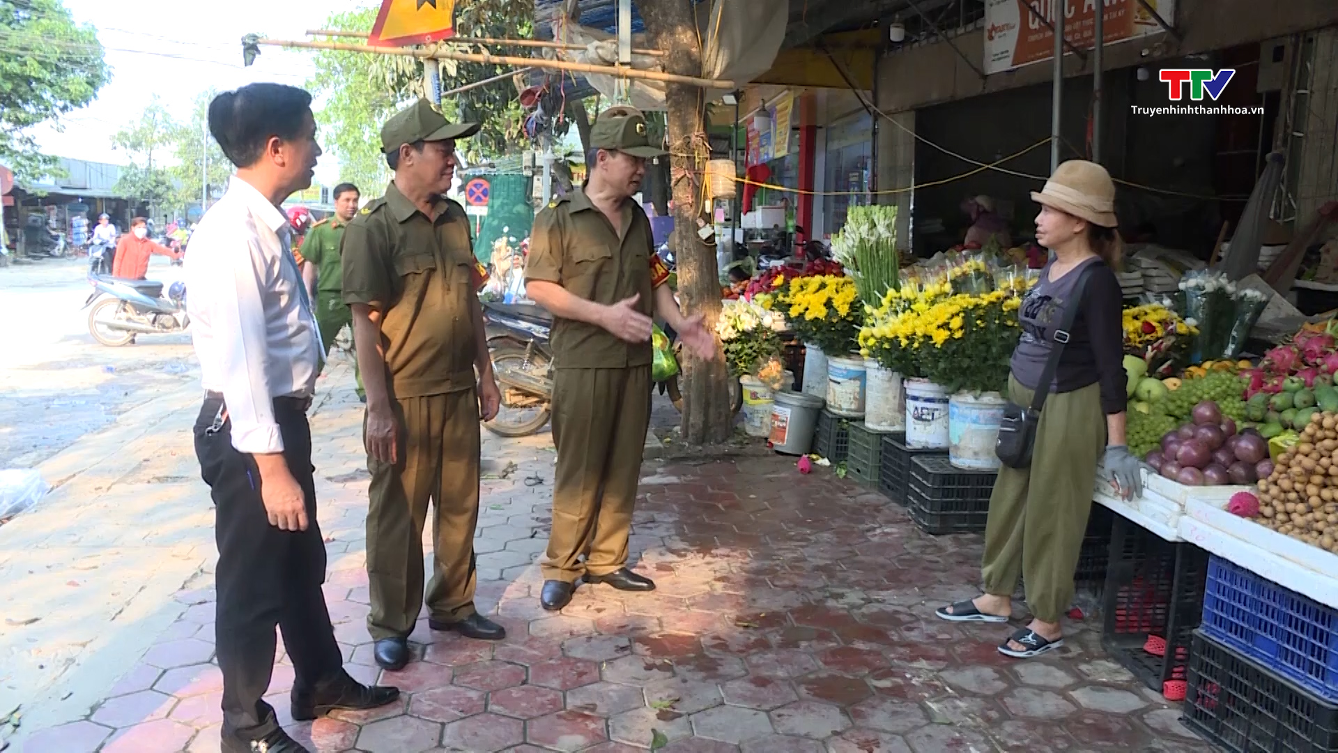 Thị xã Bỉm Sơn bảo đảm trật tự đô thị, hành lang an toàn giao thông đường bộ - Ảnh 4.