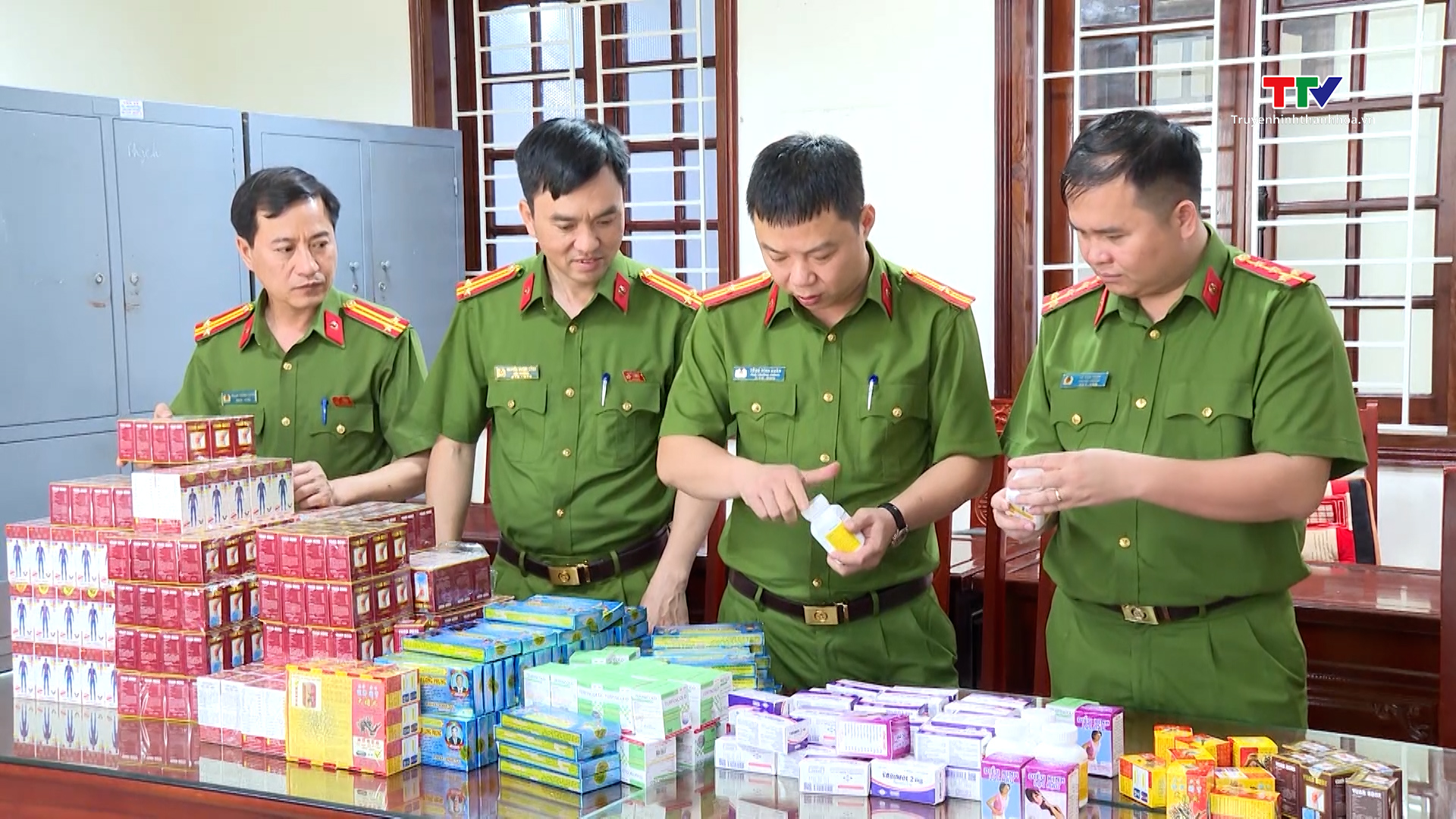 Khởi tố 14 đối tượng, thu giữ gần 10 tấn nguyên liệu và thuốc giả- Ảnh 2. Khởi tố 14 đối tượng, thu giữ gần 10 tấn nguyên liệu và thuốc giả- Ảnh 2.