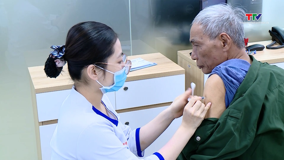 Tiêm miễn phí vaccine phòng cúm cho thương binh, bệnh binh, người có công với cách mạng- Ảnh 1.