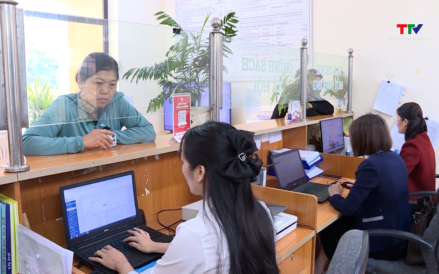 Xây dựng văn hóa đổi mới, sáng tạo toàn dân- Ảnh 1. Thiếu cán bộ chuyên trách chuyển đổi số cấp xã