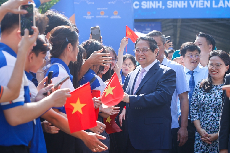 Thủ tướng: "Thần tốc táo bạo" để đưa Việt Nam trở thành trung tâm đổi mới sáng tạo- Ảnh 11.