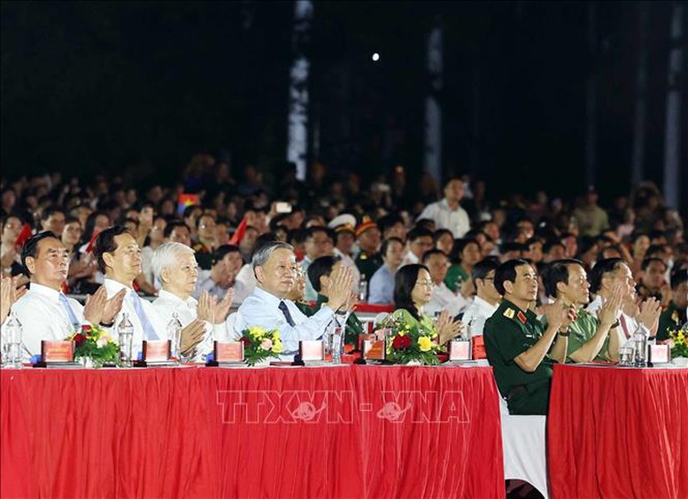 Tổng Bí thư Tô Lâm dự Chương trình nghệ thuật "Đất nước trọn niềm vui"- Ảnh 2.