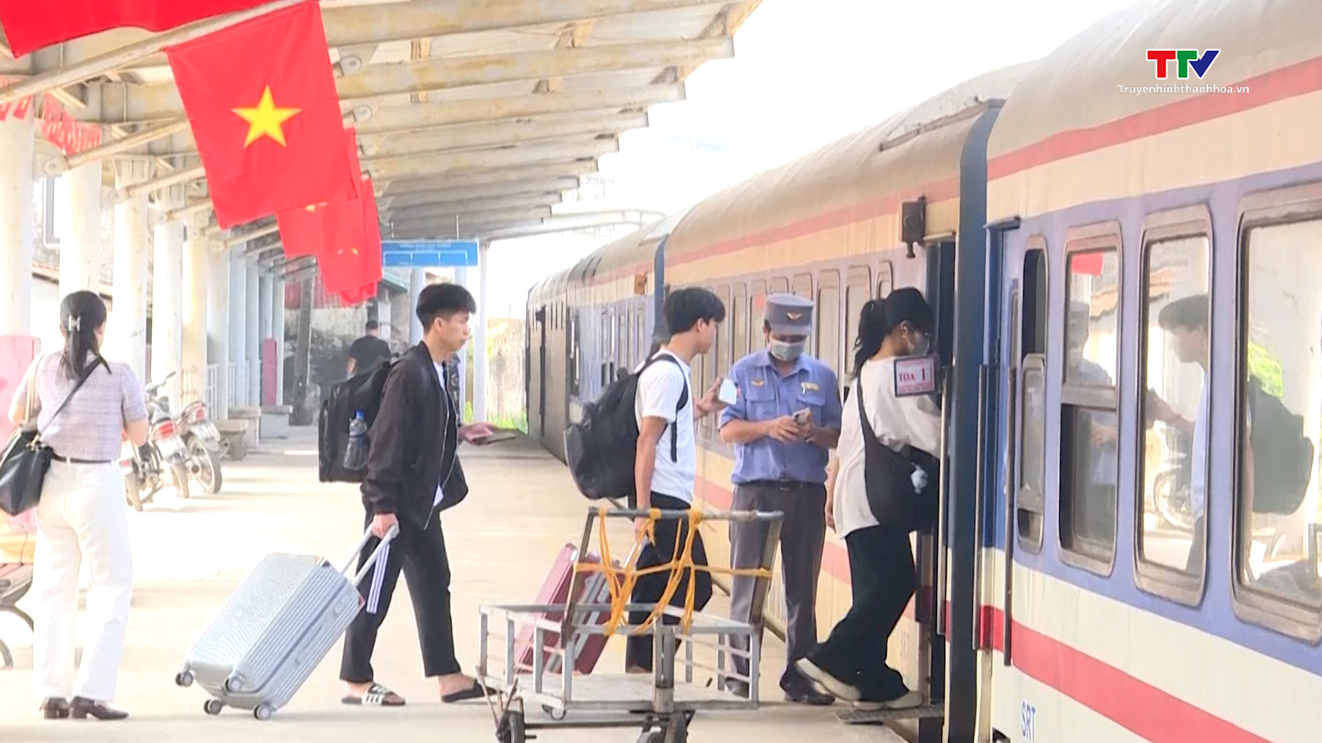 Tàu, xe "cháy vé" dịp nghỉ lễ 30/4 - 1/5- Ảnh 4. Tàu, xe "cháy vé" dịp nghỉ lễ 30/4 - 1/5- Ảnh 4.