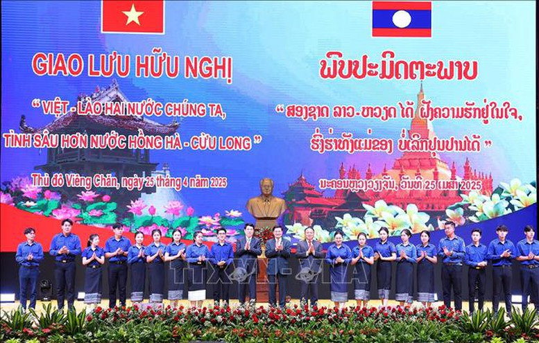 Giao lưu hữu nghị Việt - Lào: 'Tình sâu hơn nước Hồng Hà - Cửu Long'- Ảnh 5. Giao lưu hữu nghị Việt - Lào: 'Tình sâu hơn nước Hồng Hà - Cửu Long'- Ảnh 5.