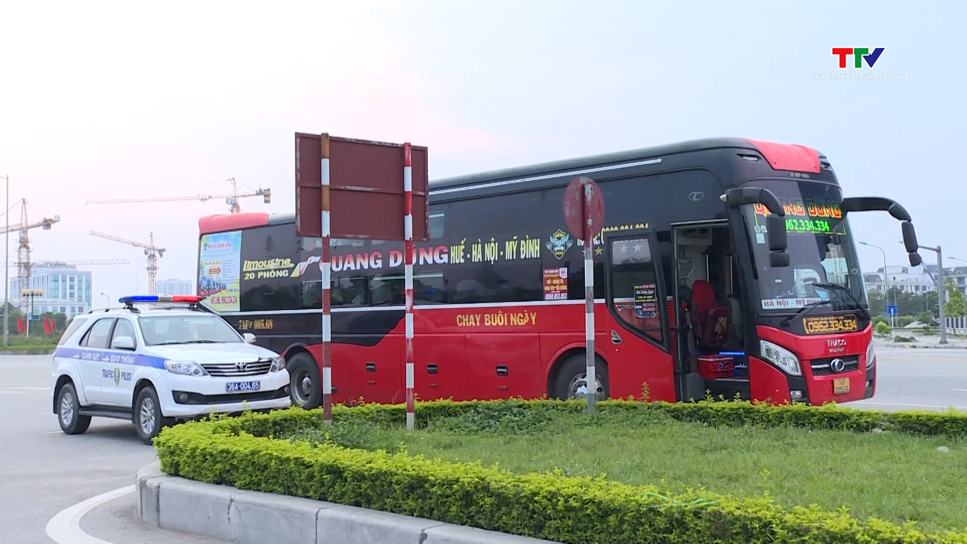 Tái diễn tình trạng xe khách dừng đỗ không đúng nơi quy định- Ảnh 2. Tái diễn tình trạng xe khách dừng đỗ không đúng nơi quy định- Ảnh 2.