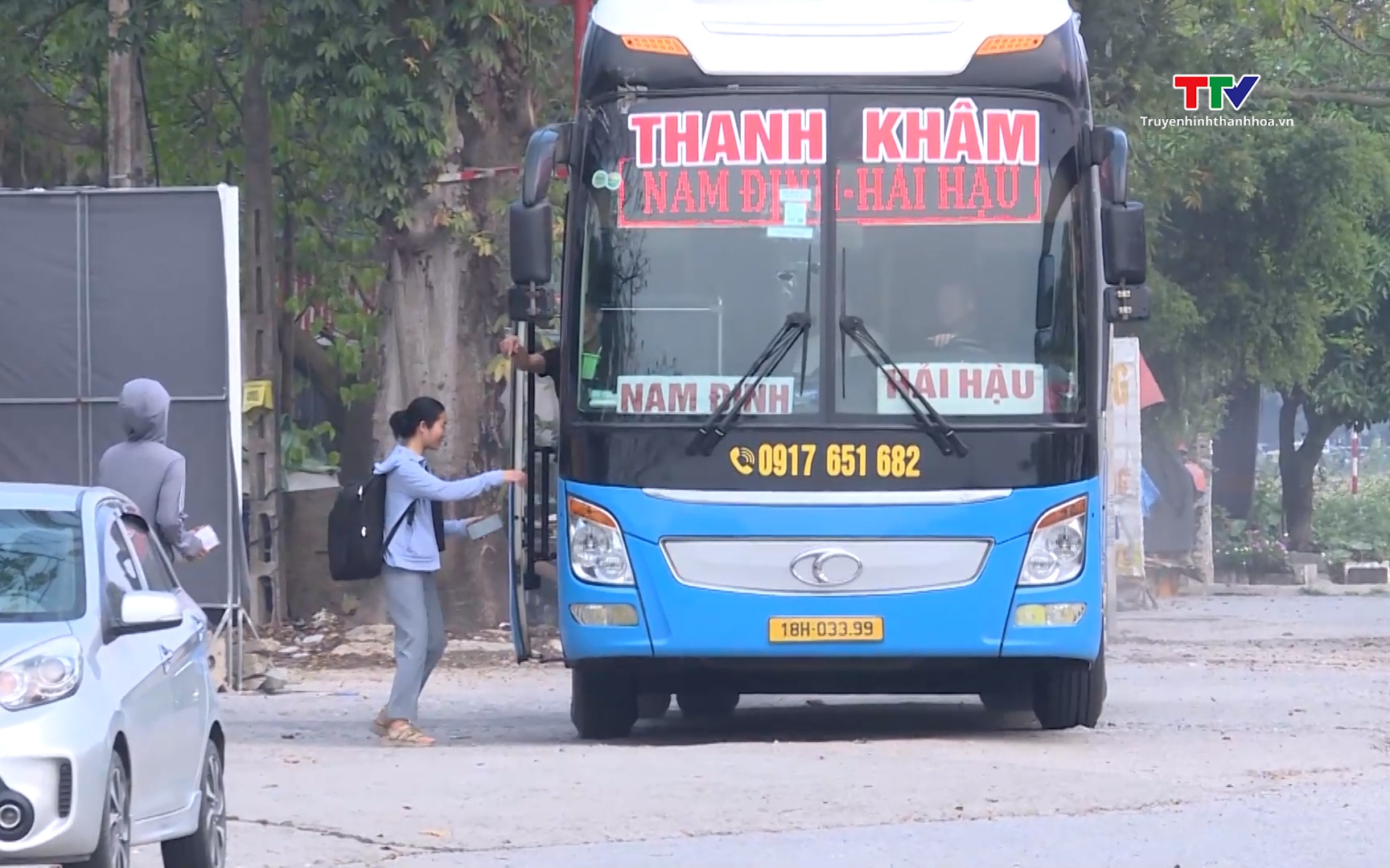 T&aacute;i diễn t&igrave;nh trạng xe kh&aacute;ch dừng đỗ kh&ocirc;ng đ&uacute;ng nơi quy định