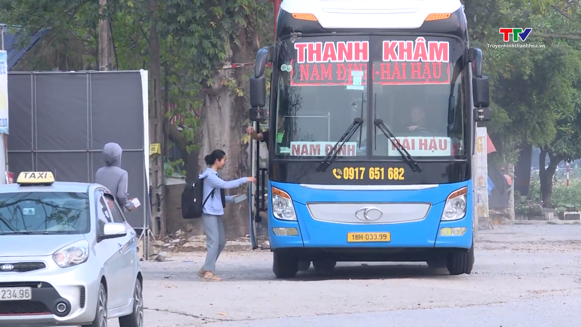 Tái diễn tình trạng xe khách dừng đỗ không đúng nơi quy định- Ảnh 1. Tái diễn tình trạng xe khách dừng đỗ không đúng nơi quy định- Ảnh 1.