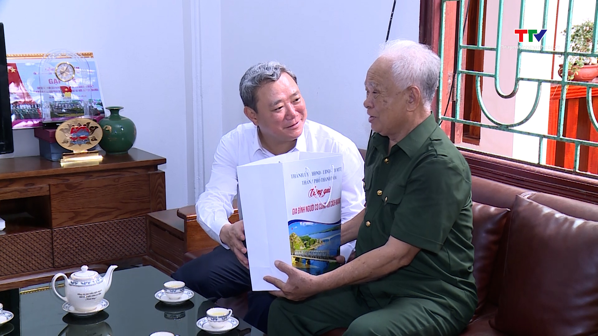 Bí thư Thành ủy Thành phố Thanh Hóa thăm, tặng quà Mẹ Việt Nam anh hùng, Anh hùng lực lượng vũ trang Nhân dân- Ảnh 2. Bí thư Thành ủy Thành phố Thanh Hóa thăm, tặng quà Mẹ Việt Nam anh hùng, Anh hùng lực lượng vũ trang Nhân dân- Ảnh 2.
