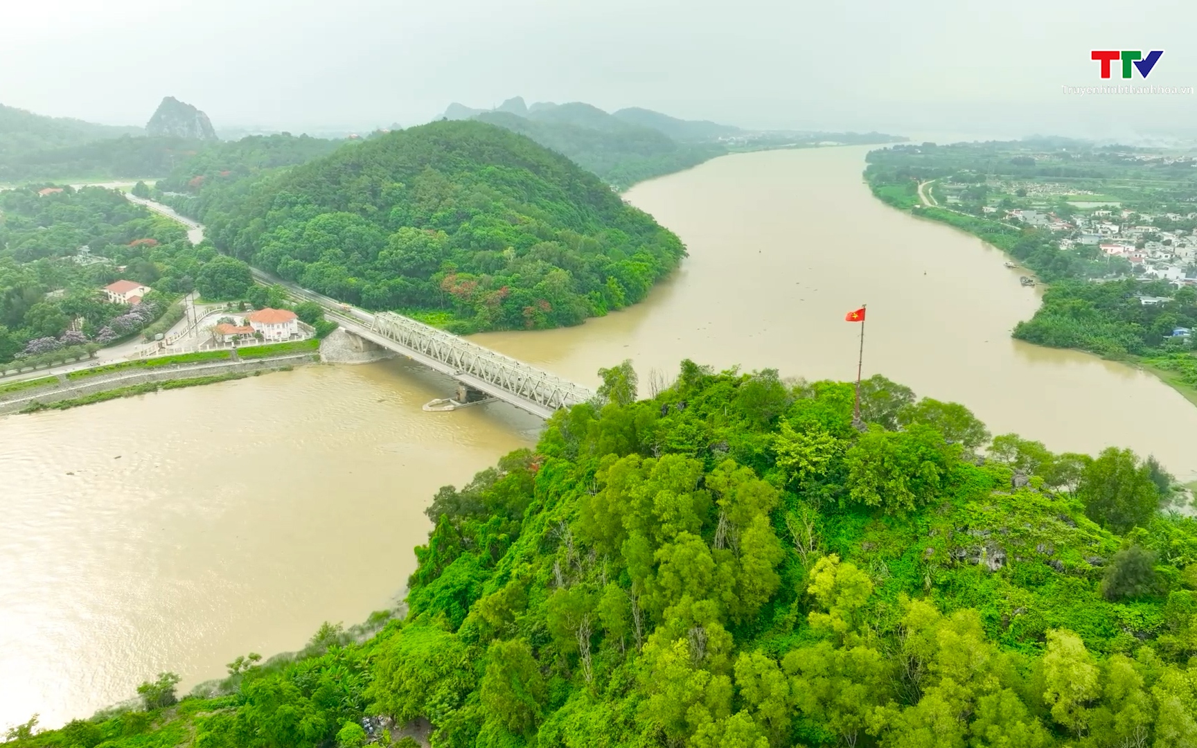 H&agrave;m Rồng - S&ocirc;ng M&atilde;: H&ugrave;ng vĩ v&agrave; n&ecirc;n thơ