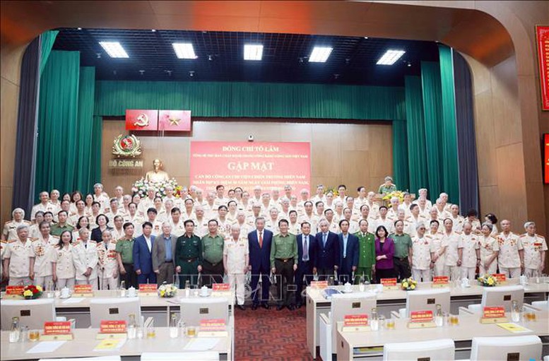 Tổng Bí thư Tô Lâm gặp mặt cán bộ Công an chi viện chiến trường miền Nam- Ảnh 6. Tổng Bí thư Tô Lâm gặp mặt cán bộ Công an chi viện chiến trường miền Nam- Ảnh 6.