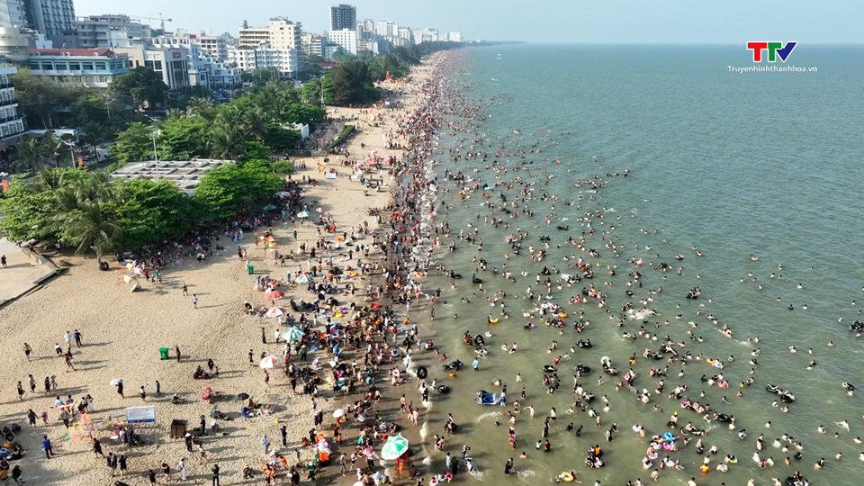 Du khách đổ về các bãi biển của Thanh Hóa trong dịp nghỉ lễ- Ảnh 1. Du khách đổ về các bãi biển của Thanh Hóa trong dịp nghỉ lễ- Ảnh 1.