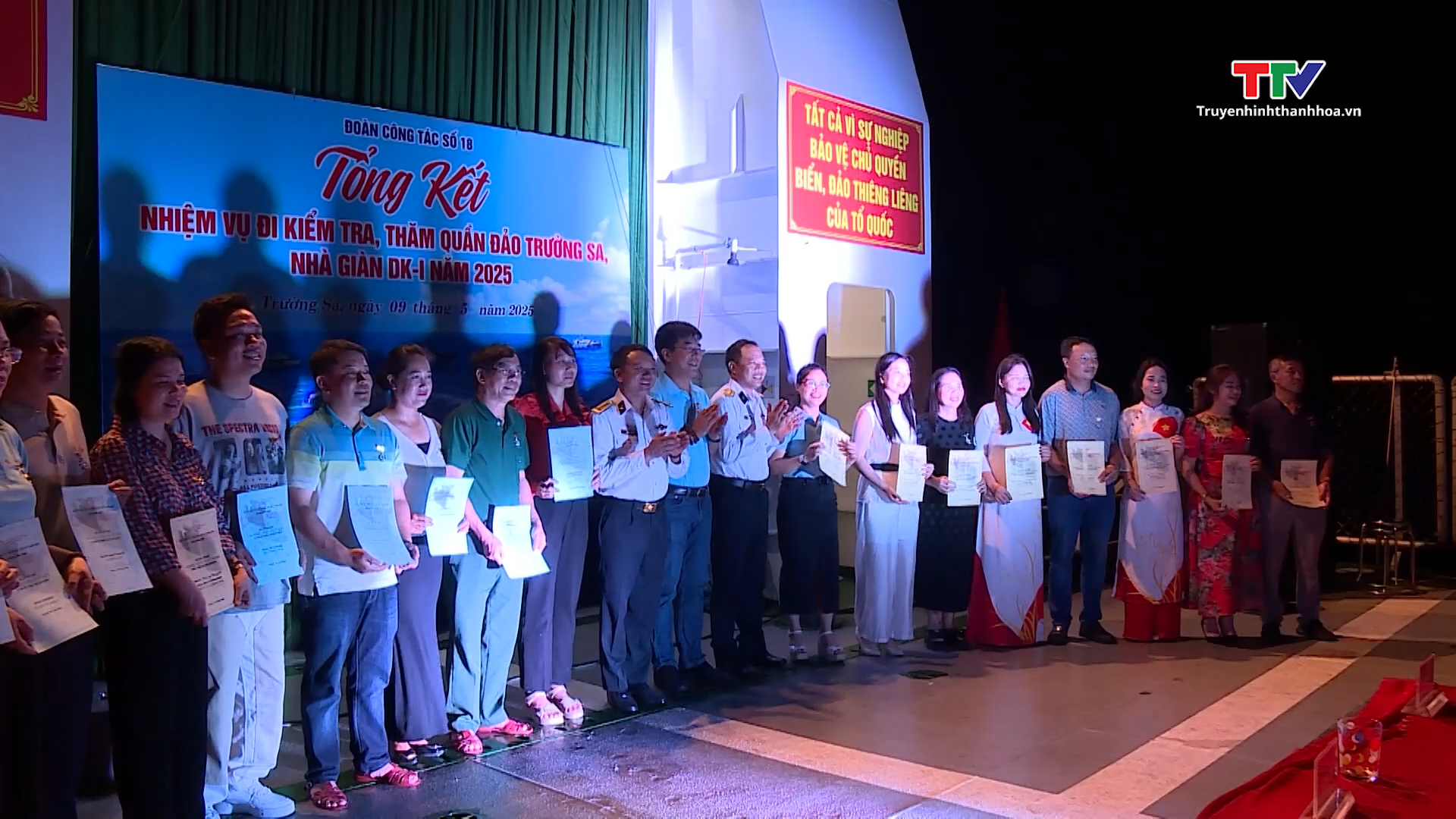 Đoàn công tác của tỉnh Thanh Hóa thăm cán bộ, chiến sĩ và Nhân dân Trường Sa, Nhà giàn DK I- Ảnh 2. Đoàn công tác của tỉnh Thanh Hóa thăm cán bộ, chiến sĩ và Nhân dân Trường Sa, Nhà giàn DK I- Ảnh 2.