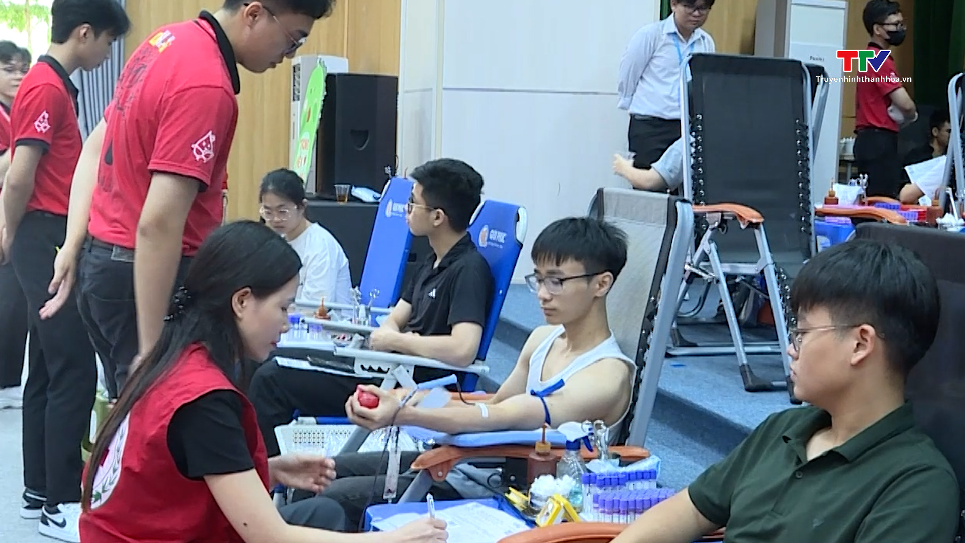 Chương trình hiến máu tình nguyện “Khoảng trời Y”- Ảnh 2. Chương trình hiến máu tình nguyện “Khoảng trời Y”- Ảnh 2.