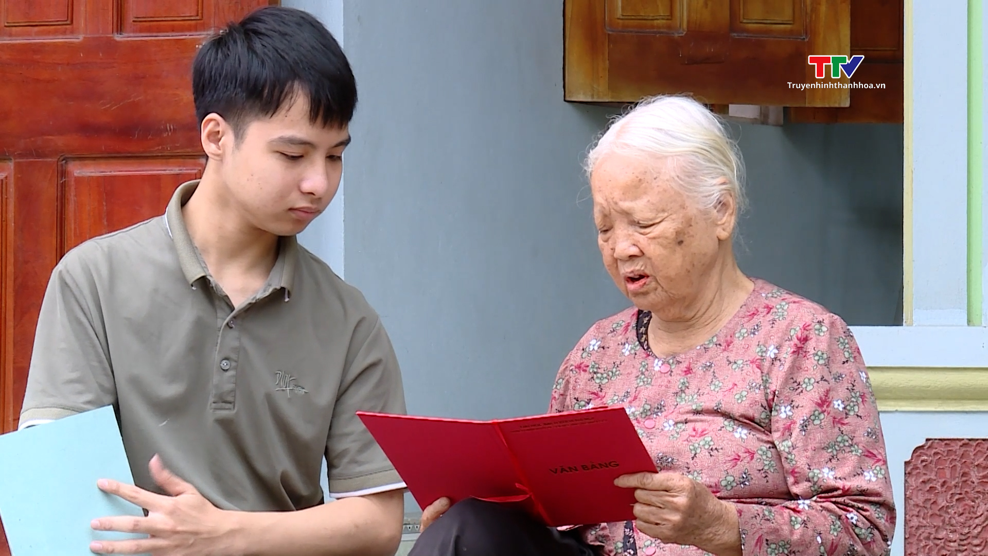 Nam sinh “10 năm được bạn cõng” tốt nghiệp loại giỏi Đại học Bách khoa Hà Nội- Ảnh 5. Nam sinh “10 năm được bạn cõng” tốt nghiệp loại giỏi Đại học Bách khoa Hà Nội- Ảnh 5.