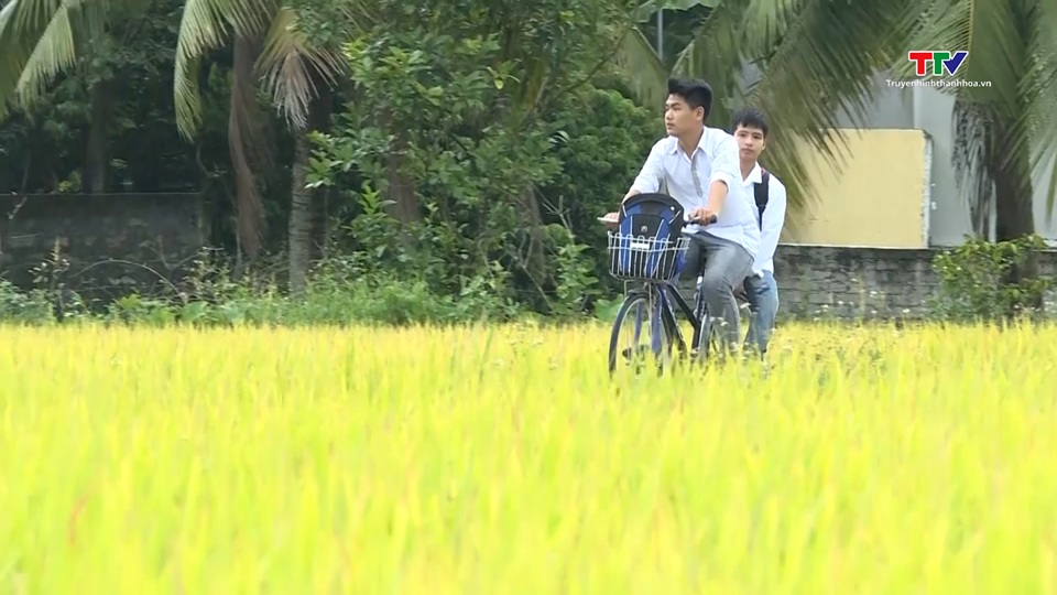 Nam sinh “10 năm được bạn cõng” tốt nghiệp loại giỏi Đại học Bách khoa Hà Nội- Ảnh 1. Nam sinh “10 năm được bạn cõng” tốt nghiệp loại giỏi Đại học Bách khoa Hà Nội- Ảnh 1.