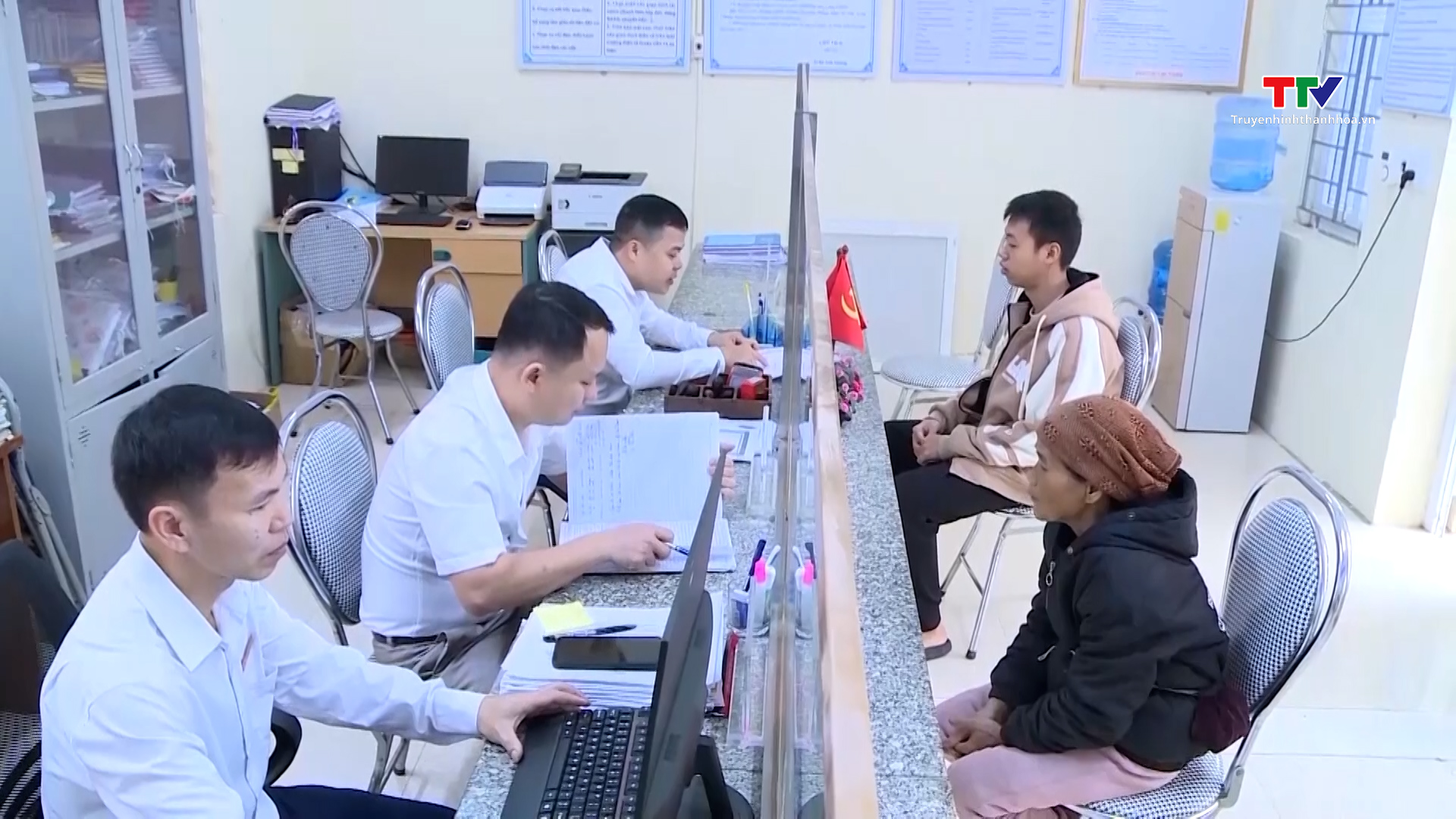 2 nhóm cán bộ phải nghỉ việc trước khi kết thúc lộ trình sắp xếp- Ảnh 2. 2 nhóm cán bộ phải nghỉ việc trước khi kết thúc lộ trình sắp xếp- Ảnh 2.