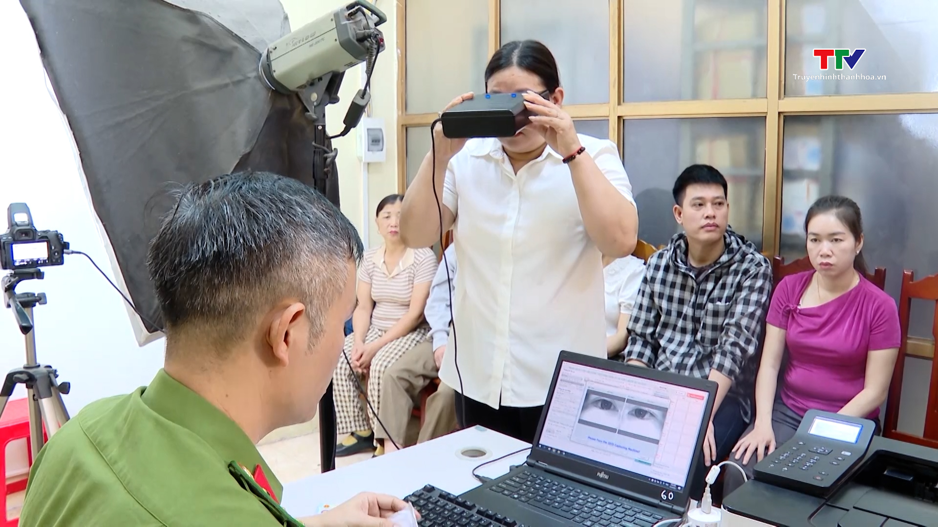 “Tăng tốc” hỗ trợ người người dân kích hoạt tài khoản định danh điện tử mức độ 2- Ảnh 4. “Tăng tốc” hỗ trợ người người dân kích hoạt tài khoản định danh điện tử mức độ 2- Ảnh 4.