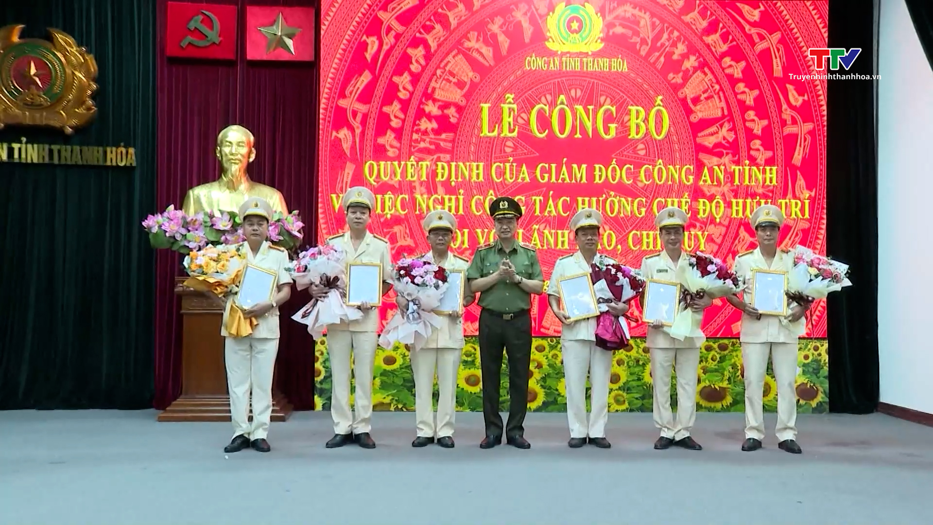 Công an tỉnh Thanh Hóa công bố quyết định nghỉ hưu, nghỉ chờ hưu trước hạn tuổi - Ảnh 1. Công an tỉnh Thanh Hóa công bố quyết định nghỉ hưu, nghỉ chờ hưu trước hạn tuổi - Ảnh 1.