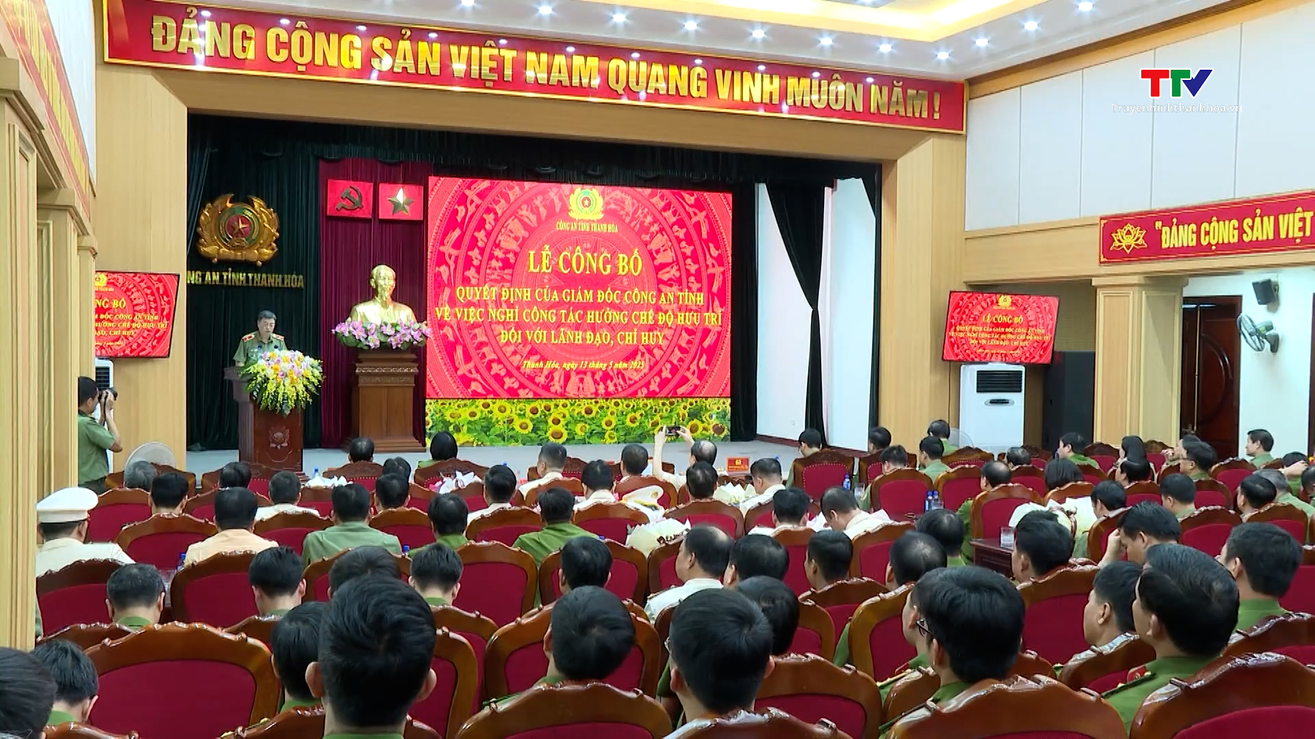 Công an tỉnh Thanh Hóa công bố quyết định nghỉ hưu, nghỉ chờ hưu trước hạn tuổi - Ảnh 2. Công an tỉnh Thanh Hóa công bố quyết định nghỉ hưu, nghỉ chờ hưu trước hạn tuổi - Ảnh 2.
