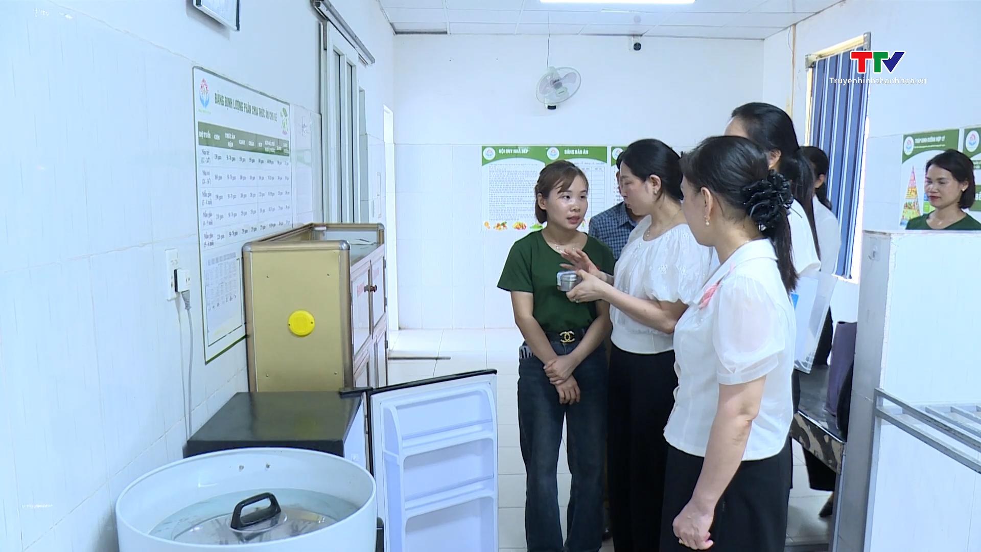 Chấn chỉnh quản lý bữa ăn tại các cơ sở mầm non tư thục- Ảnh 1. Chấn chỉnh quản lý bữa ăn tại các cơ sở mầm non tư thục- Ảnh 1.