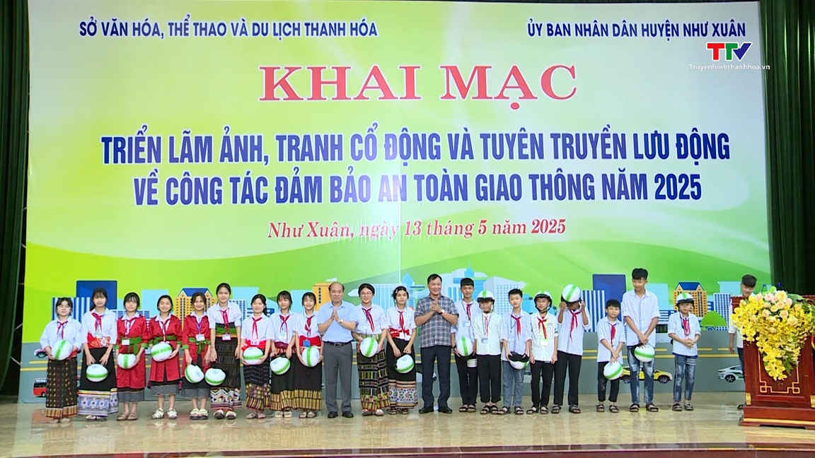 Khai mạc triển lãm ảnh, tranh cổ động tuyên truyền an toàn giao thông- Ảnh 2. Khai mạc triển lãm ảnh, tranh cổ động tuyên truyền an toàn giao thông- Ảnh 2.
