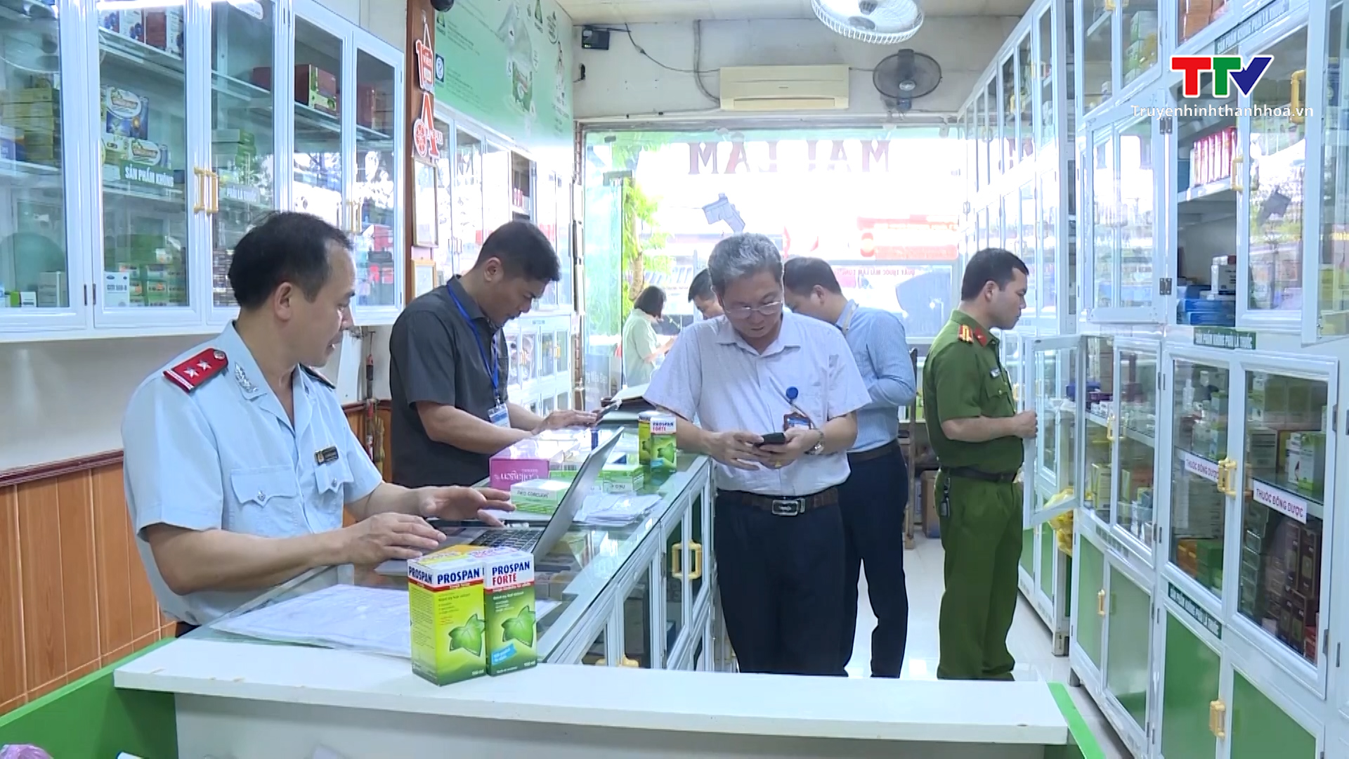 Siết chặt quản lý thực phẩm chức năng, bảo vệ người tiêu dùng trước vấn nạn hàng giả- Ảnh 1. Siết chặt quản lý thực phẩm chức năng, bảo vệ người tiêu dùng trước vấn nạn hàng giả- Ảnh 1.