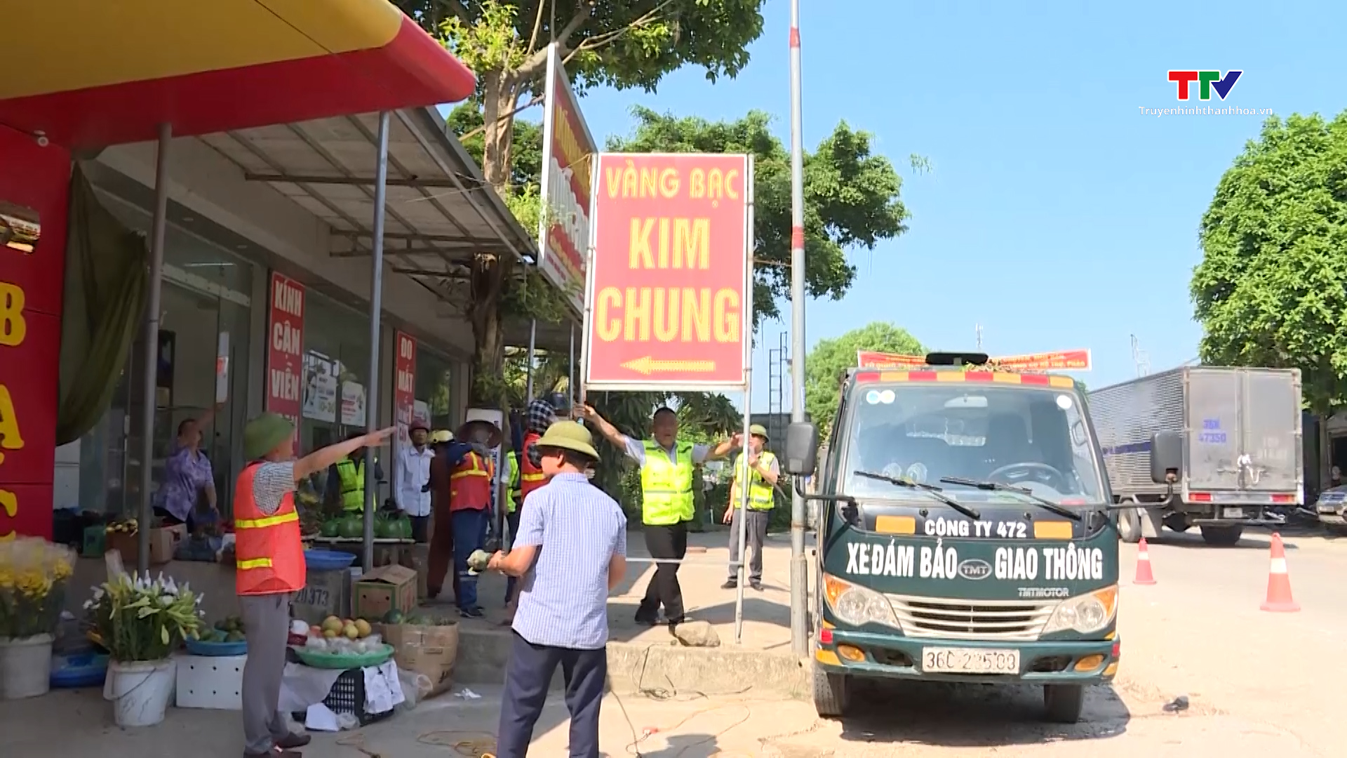 Giải toả vi phạm lấn chiếm hành lang an toàn giao thông đường bộ trên tuyến quốc lộ 45- Ảnh 1. Giải toả vi phạm lấn chiếm hành lang an toàn giao thông đường bộ trên tuyến quốc lộ 45- Ảnh 1.