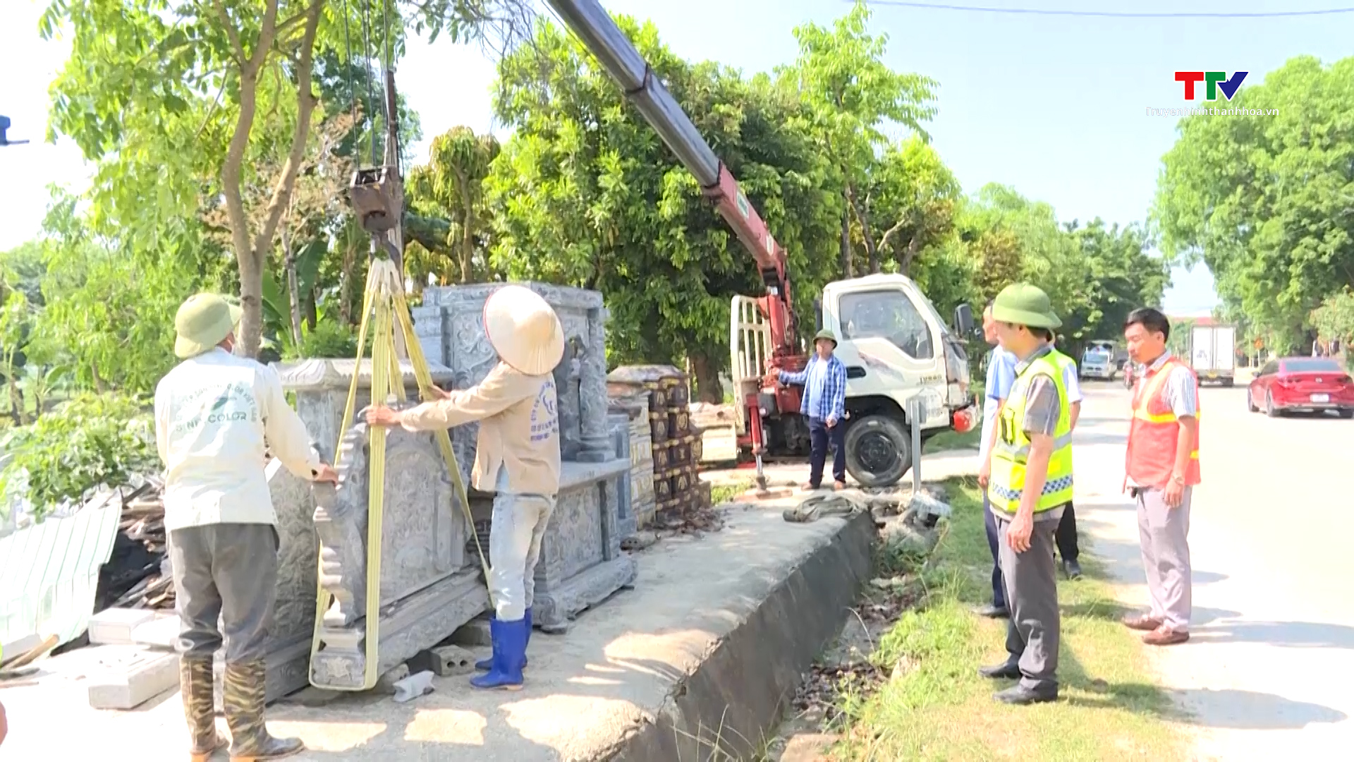 Giải toả vi phạm lấn chiếm hành lang an toàn giao thông đường bộ trên tuyến quốc lộ 45- Ảnh 2. Giải toả vi phạm lấn chiếm hành lang an toàn giao thông đường bộ trên tuyến quốc lộ 45- Ảnh 2.
