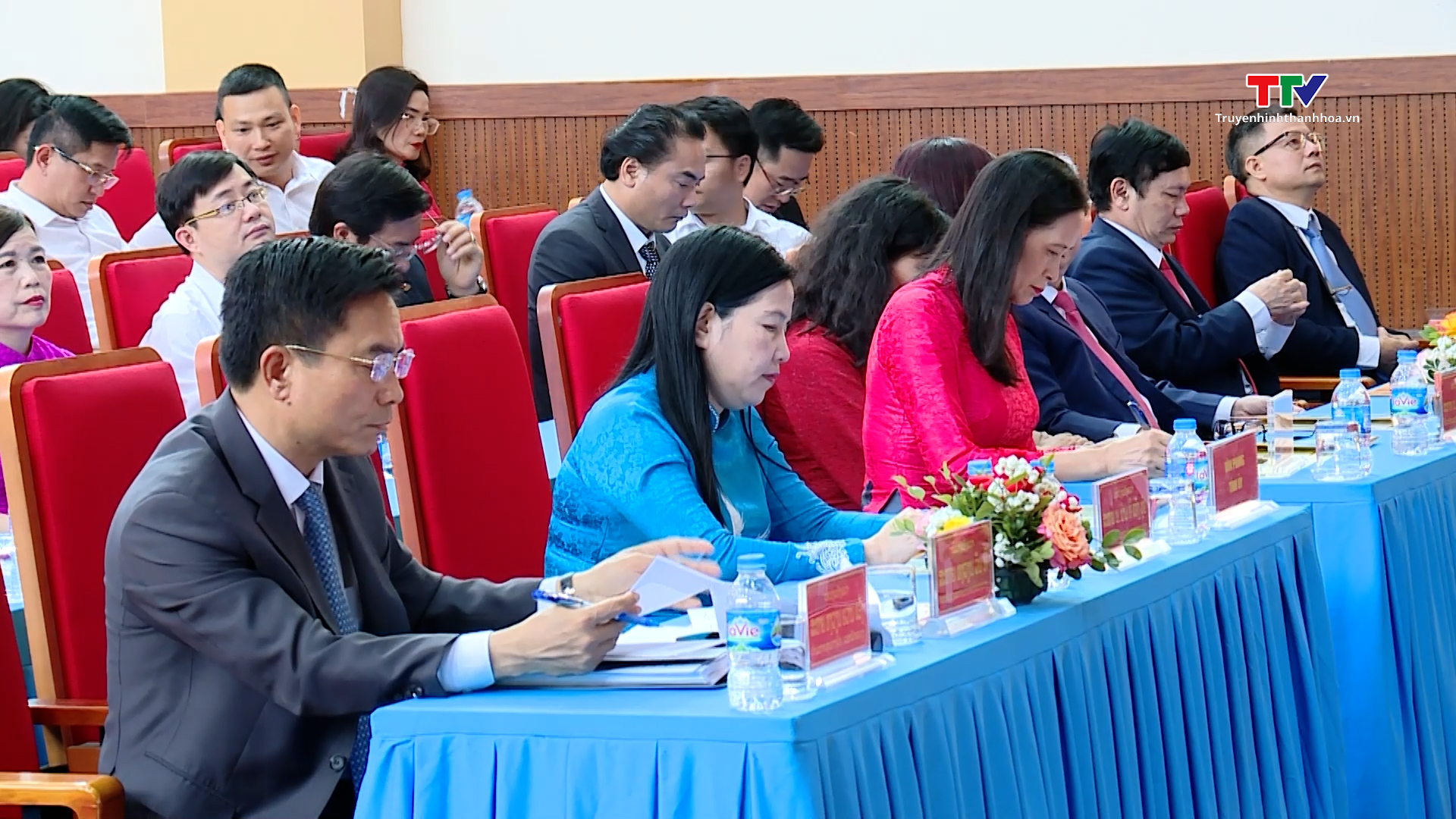Trường Đại học Hồng Đức đón nhận Huân chương Hữu Nghị của Chủ tịch nước Cộng hòa Dân chủ Nhân dân Lào- Ảnh 1. Trường Đại học Hồng Đức đón nhận Huân chương Hữu Nghị của Chủ tịch nước Cộng hòa Dân chủ Nhân dân Lào- Ảnh 1.
