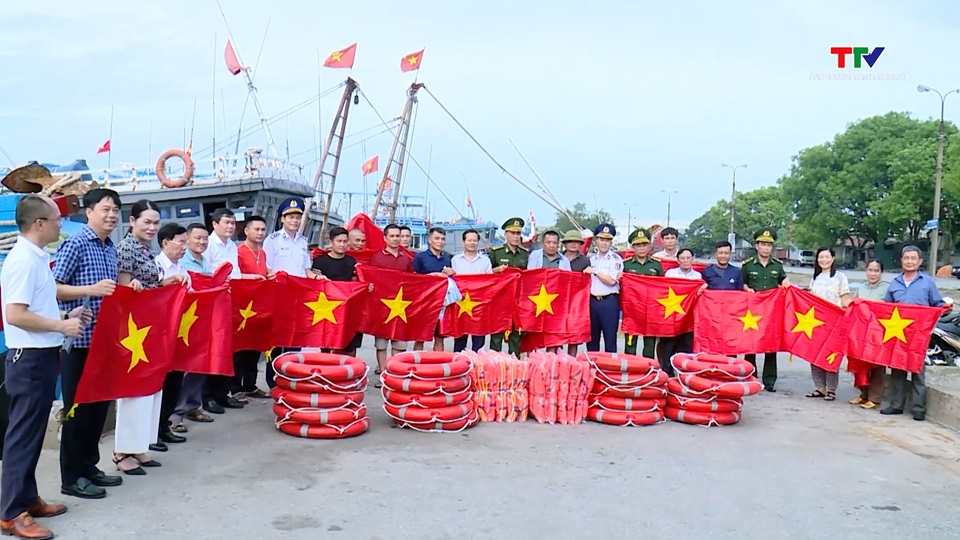 Cảnh sát biển đồng hành với ngư dân - Ảnh 1. Cảnh sát biển đồng hành với ngư dân - Ảnh 1.
