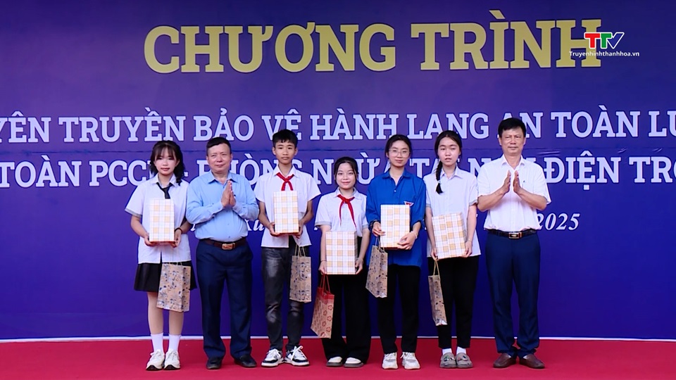 Tuyên truyền công tác sử dụng điện an toàn, tiết kiệm- Ảnh 2. Tuyên truyền công tác sử dụng điện an toàn, tiết kiệm- Ảnh 2.
