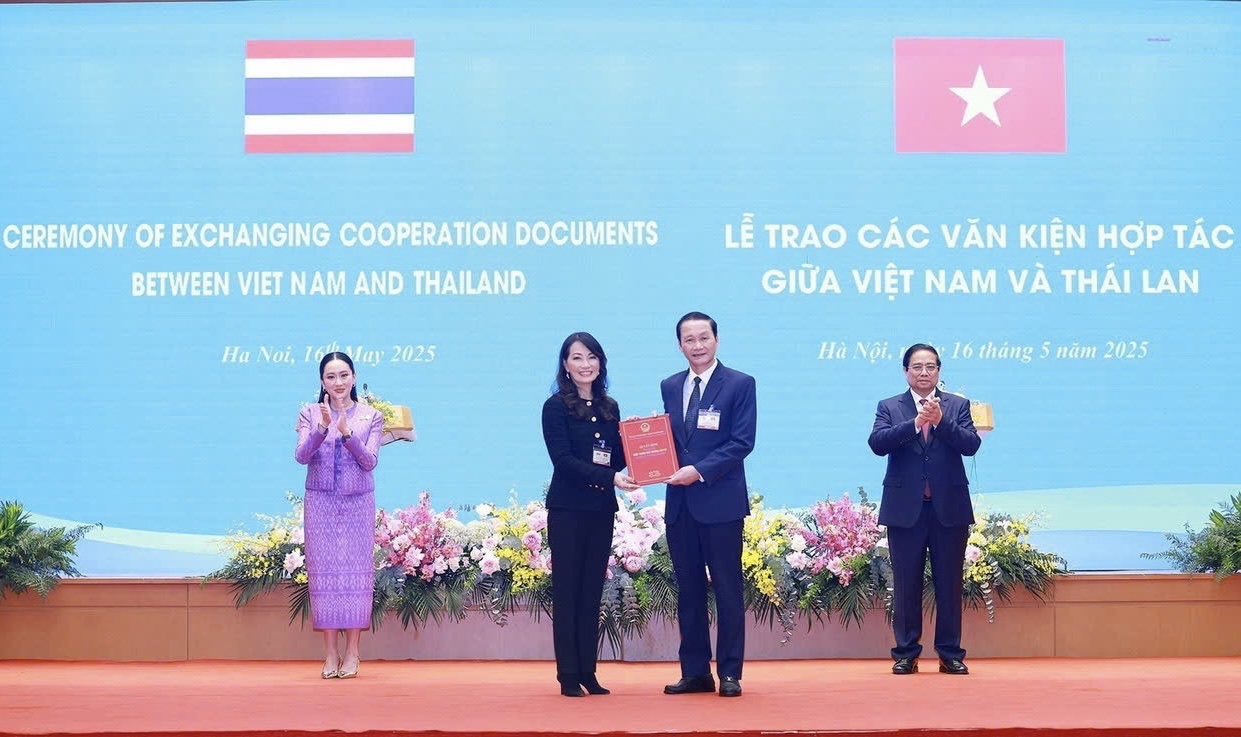 Chủ tịch UBND tỉnh trao quyết định chấp thuận đầu tư cho Tập đoàn WHA - Thái Lan- Ảnh 1. Chủ tịch UBND tỉnh trao quyết định chấp thuận đầu tư cho Tập đoàn WHA - Thái Lan- Ảnh 1.