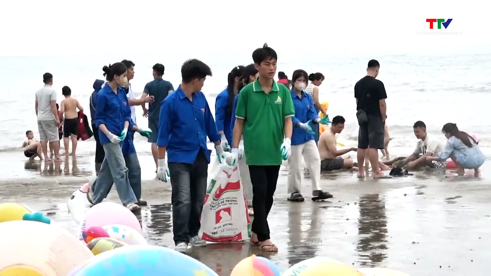 Câu lạc bộ du lịch biển Hải Tiến dọn vệ sinh bãi biển Hải Tiến- Ảnh 2. Câu lạc bộ du lịch biển Hải Tiến dọn vệ sinh bãi biển Hải Tiến- Ảnh 2.
