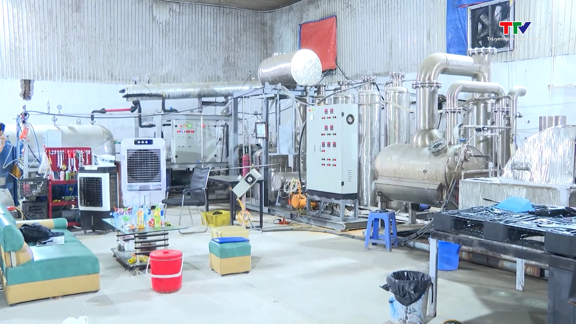 Thủ đoạn tinh vi của đường dây sản xuất, mua bán “khí cười”- Ảnh 1. Thủ đoạn tinh vi của đường dây sản xuất, mua bán “khí cười”- Ảnh 1.