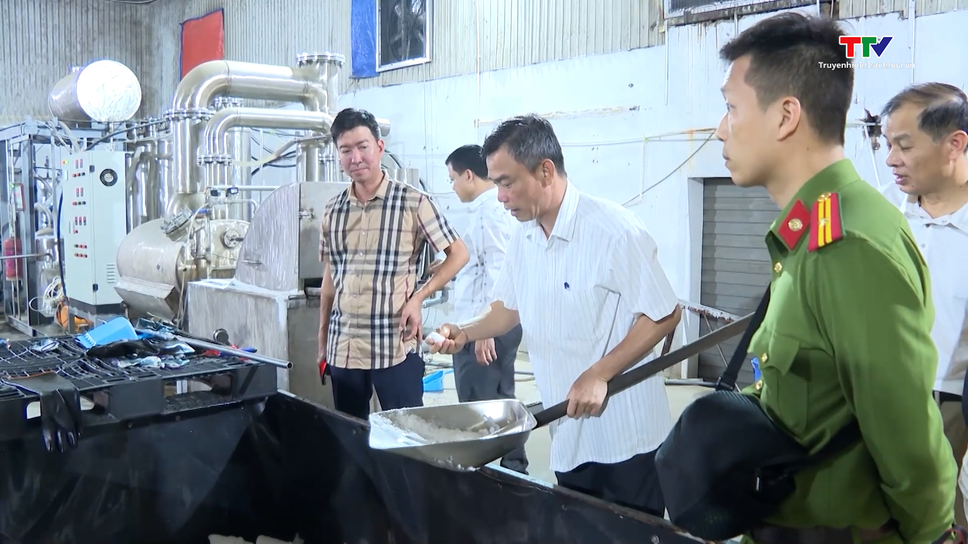 Thủ đoạn tinh vi của đường dây sản xuất, mua bán “khí cười”- Ảnh 3. Thủ đoạn tinh vi của đường dây sản xuất, mua bán “khí cười”- Ảnh 3.