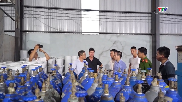 Thanh Hóa triệt phá đường dây sản xuất, mua bán hàng cấm (N2O) liên tỉnh quy mô lớn- Ảnh 4. Thanh Hóa triệt phá đường dây sản xuất, mua bán hàng cấm (N2O) liên tỉnh quy mô lớn- Ảnh 4.