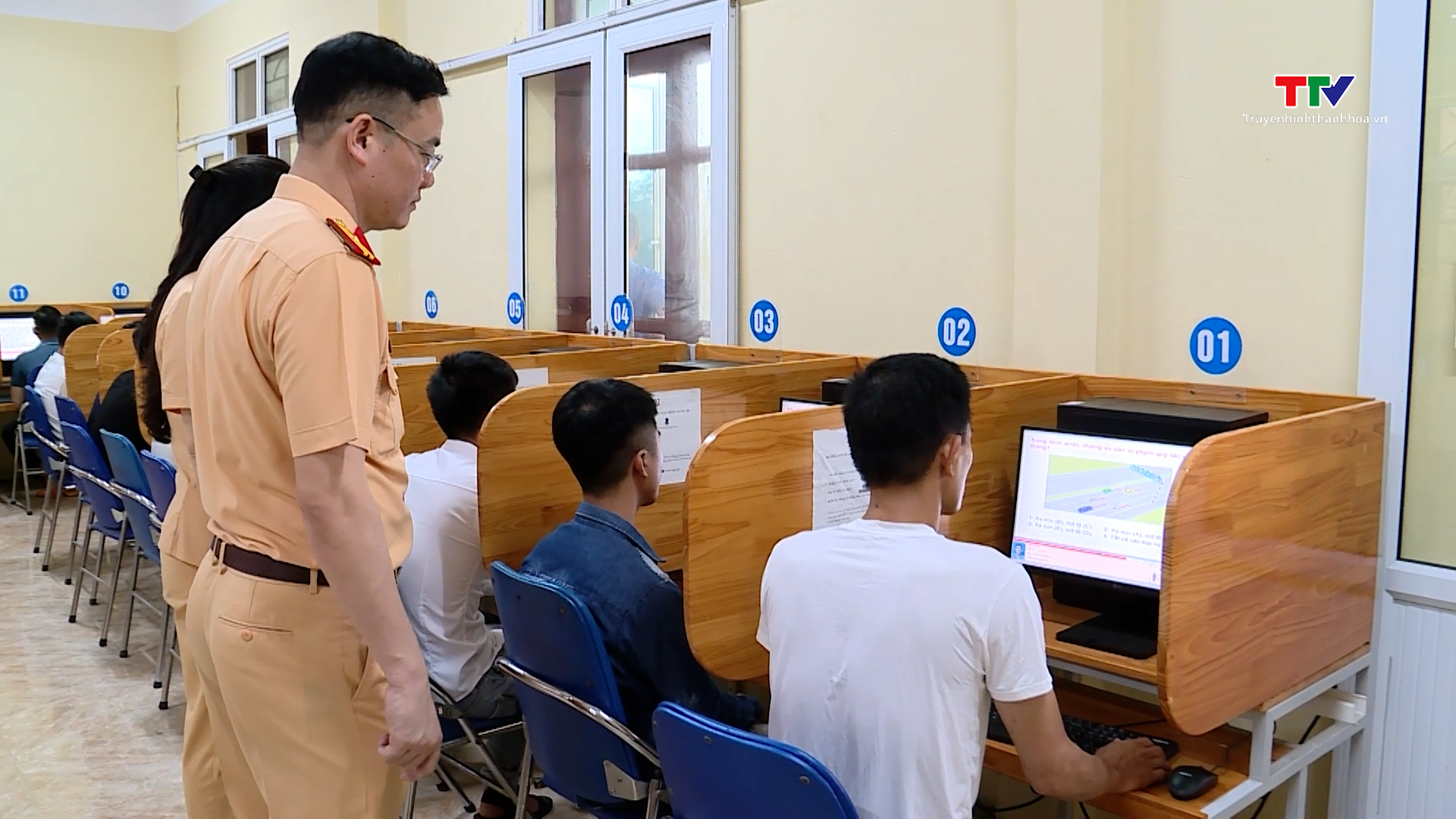 Ngày đầu tiêm sát hạch, cấp giấy phép lái xe cơ giới đường bộ sau ba tháng tạm dừng- Ảnh 1. Ngày đầu tiêm sát hạch, cấp giấy phép lái xe cơ giới đường bộ sau ba tháng tạm dừng- Ảnh 1.