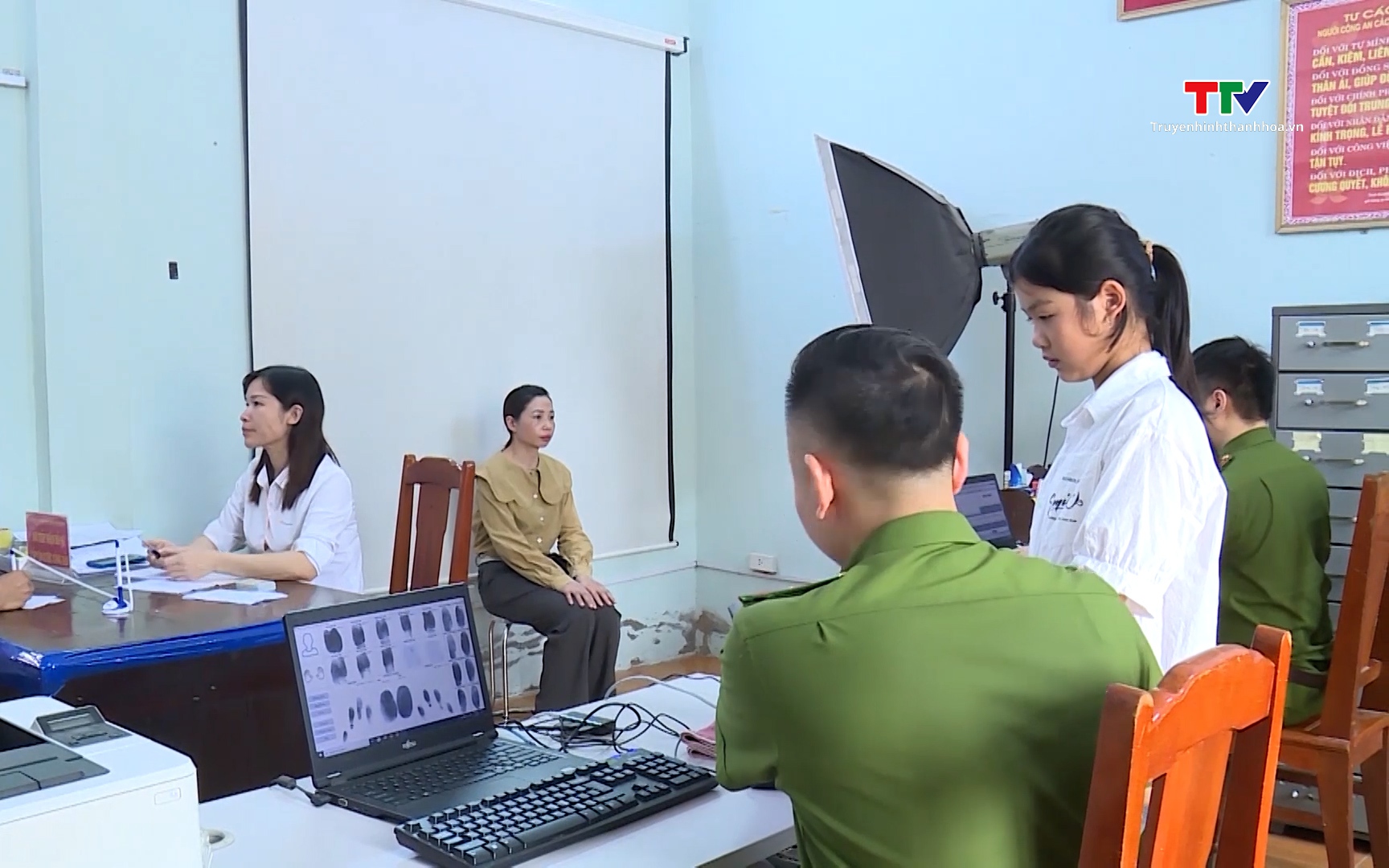 Công an Thanh Hóa cấp căn cước và tài khoản định danh điện tử trong dịp nghỉ lễ
