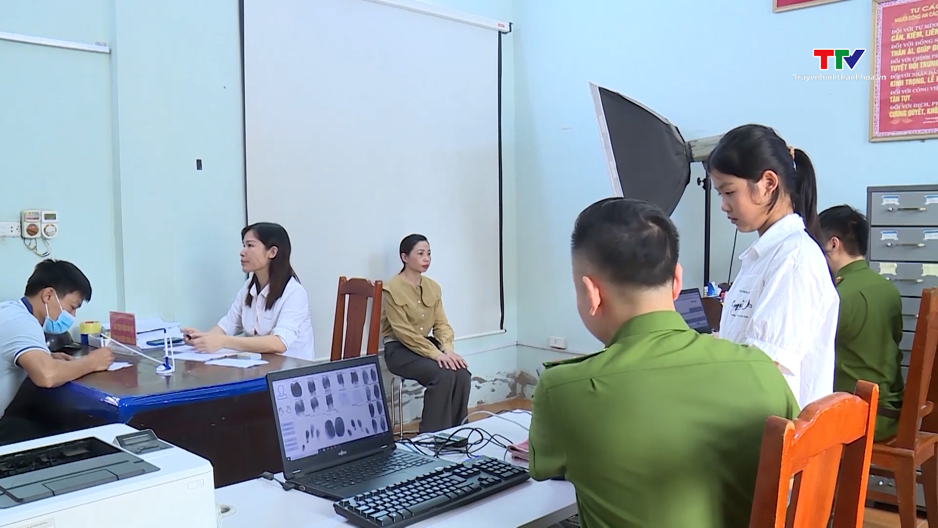 Công an Thanh Hóa cấp căn cước và tài khoản định danh điện tử trong dịp nghỉ lễ- Ảnh 4. Công an Thanh Hóa cấp căn cước và tài khoản định danh điện tử trong dịp nghỉ lễ- Ảnh 4.