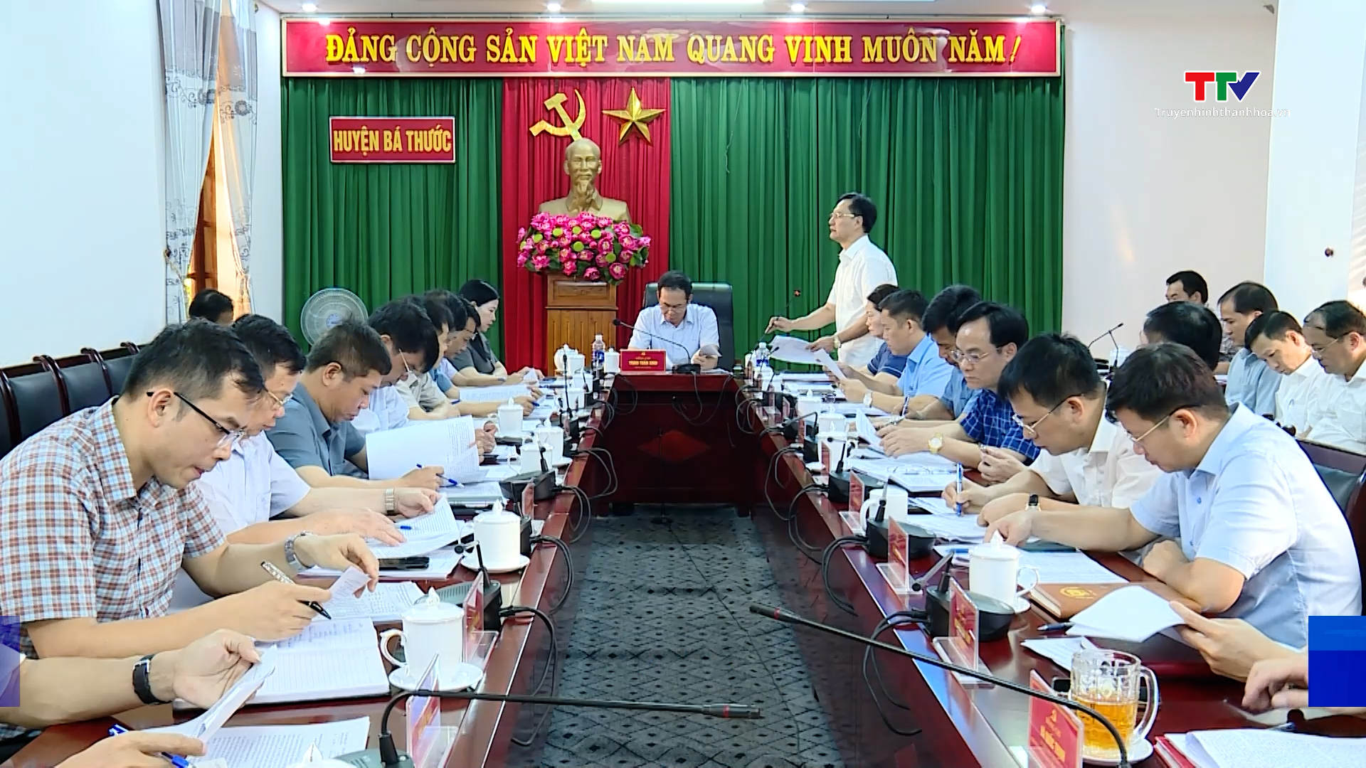 Phó Bí thư Tỉnh ủy Trịnh Tuấn Sinh làm việc với huyện Bá Thước về tiến độ xóa nhà tạm, nhà dột nát và sắp xếp đơn vị hành chính cấp xã- Ảnh 1. Phó Bí thư Tỉnh ủy Trịnh Tuấn Sinh làm việc với huyện Bá Thước về tiến độ xóa nhà tạm, nhà dột nát và sắp xếp đơn vị hành chính cấp xã- Ảnh 1.