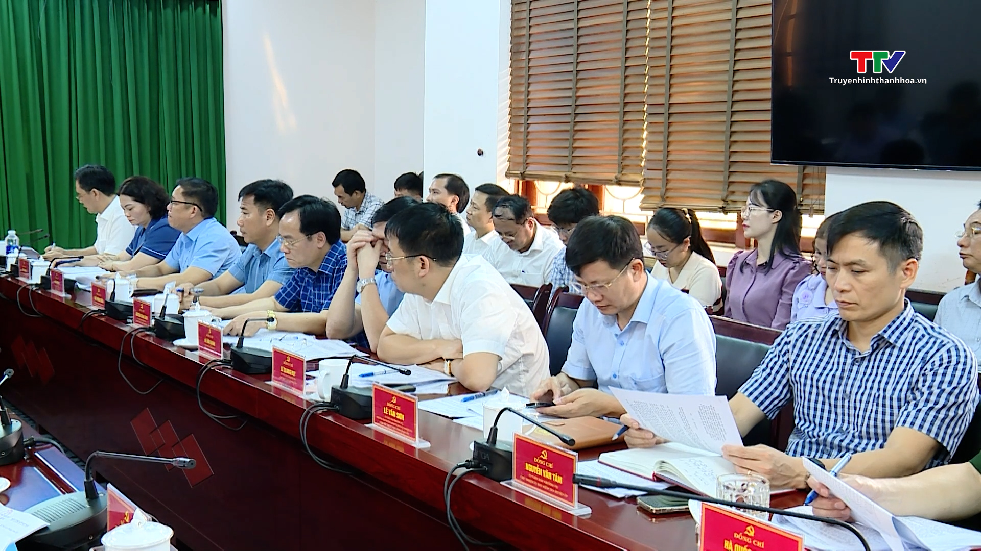 Phó Bí thư Tỉnh ủy Trịnh Tuấn Sinh làm việc với huyện Bá Thước về tiến độ xóa nhà tạm, nhà dột nát và sắp xếp đơn vị hành chính cấp xã- Ảnh 2. Phó Bí thư Tỉnh ủy Trịnh Tuấn Sinh làm việc với huyện Bá Thước về tiến độ xóa nhà tạm, nhà dột nát và sắp xếp đơn vị hành chính cấp xã- Ảnh 2.