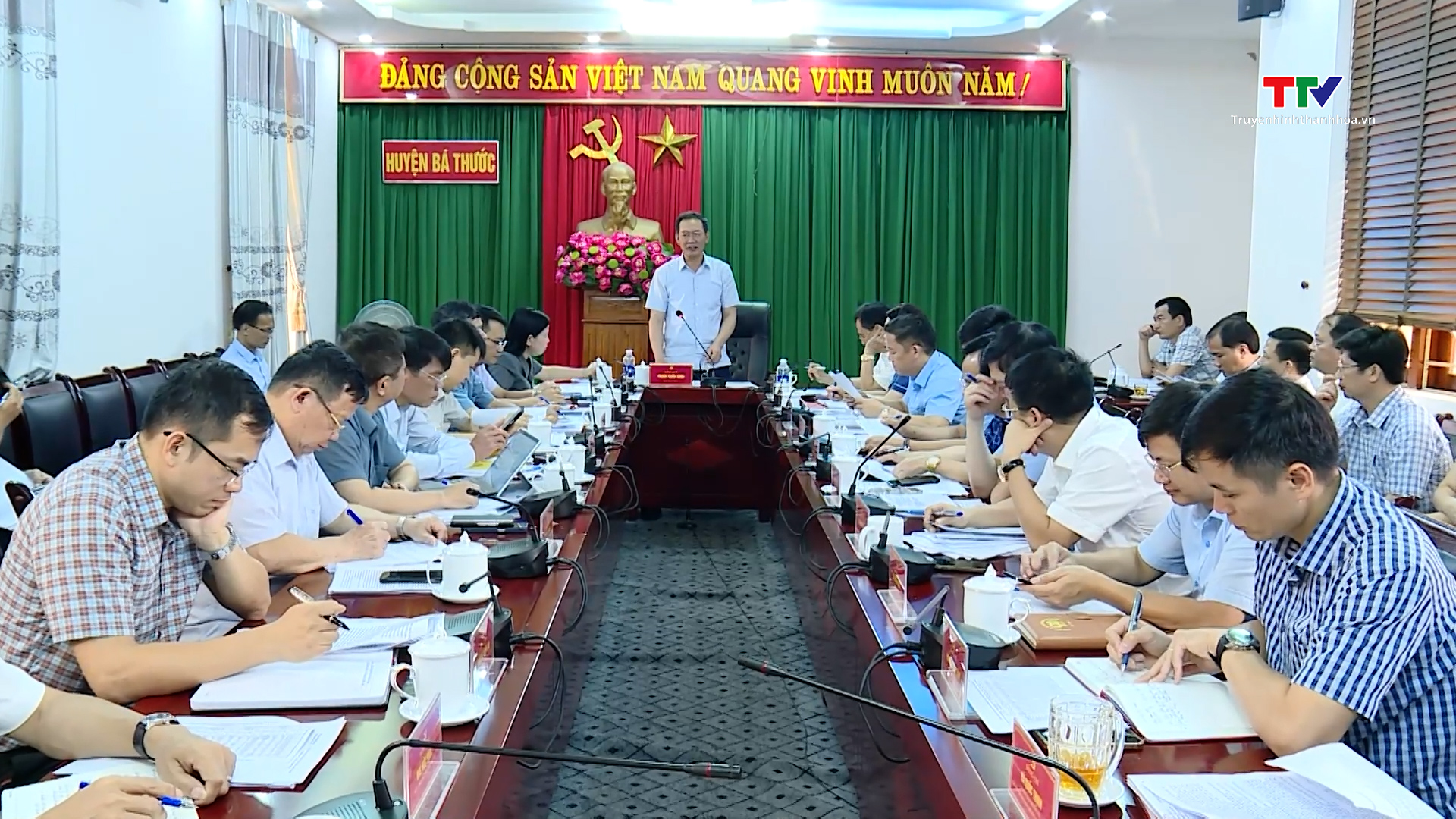 Phó Bí thư Tỉnh ủy Trịnh Tuấn Sinh làm việc với huyện Bá Thước về tiến độ xóa nhà tạm, nhà dột nát và sắp xếp đơn vị hành chính cấp xã- Ảnh 3. Phó Bí thư Tỉnh ủy Trịnh Tuấn Sinh làm việc với huyện Bá Thước về tiến độ xóa nhà tạm, nhà dột nát và sắp xếp đơn vị hành chính cấp xã- Ảnh 3.