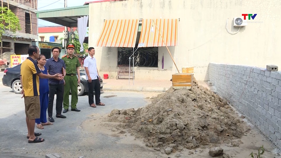 Xử lý dứt điểm việc người dân xây tường rào chắn ngang đường tại thị trấn Nga Sơn- Ảnh 1. Xử lý dứt điểm việc người dân xây tường rào chắn ngang đường tại thị trấn Nga Sơn- Ảnh 1.