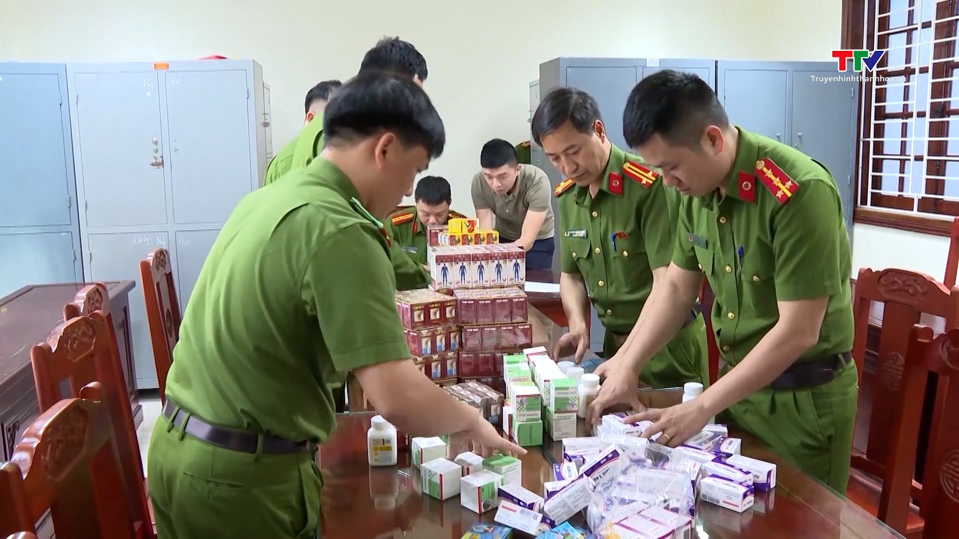 Đấu tranh quyết liệt với tình trạng buôn lậu, hàng giả, hàng kém chất lượng- Ảnh 4. Đấu tranh quyết liệt với tình trạng buôn lậu, hàng giả, hàng kém chất lượng- Ảnh 4.