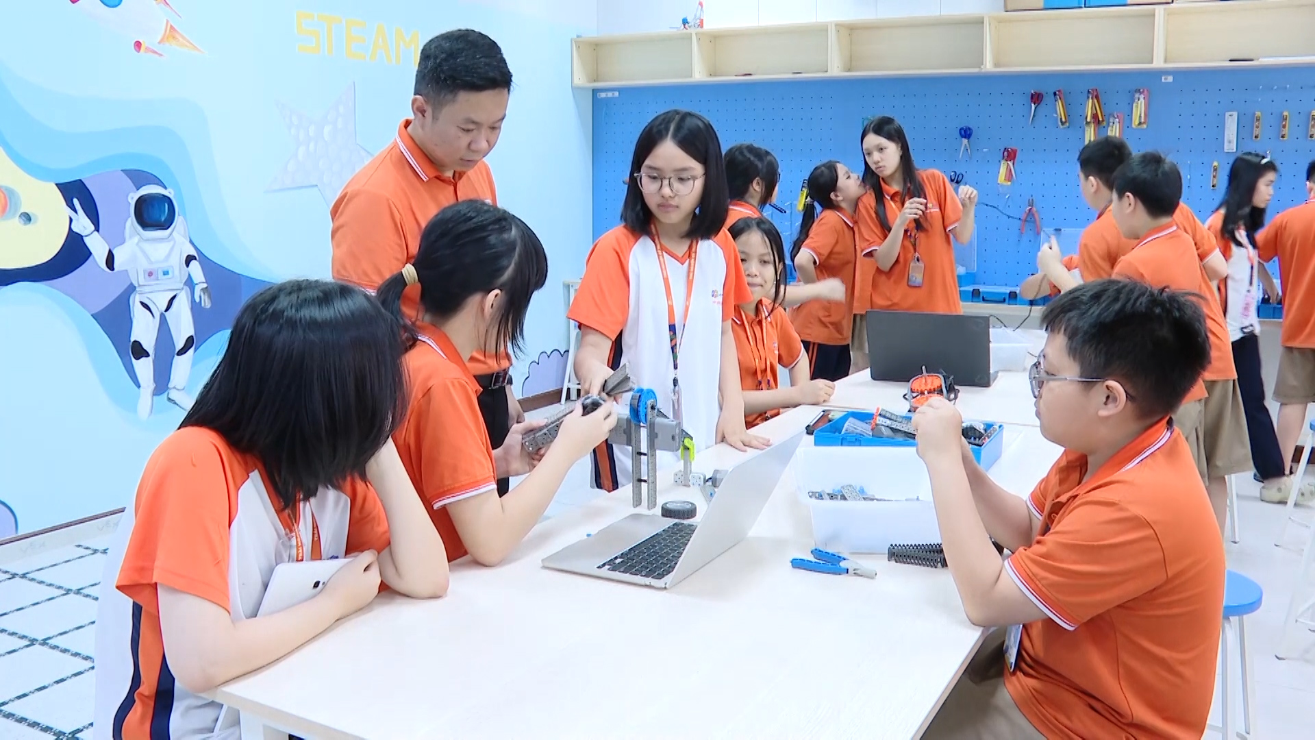 Giúp học sinh tự tin bước vào kỷ nguyên số- Ảnh 4. Giúp học sinh tự tin bước vào kỷ nguyên số- Ảnh 4.