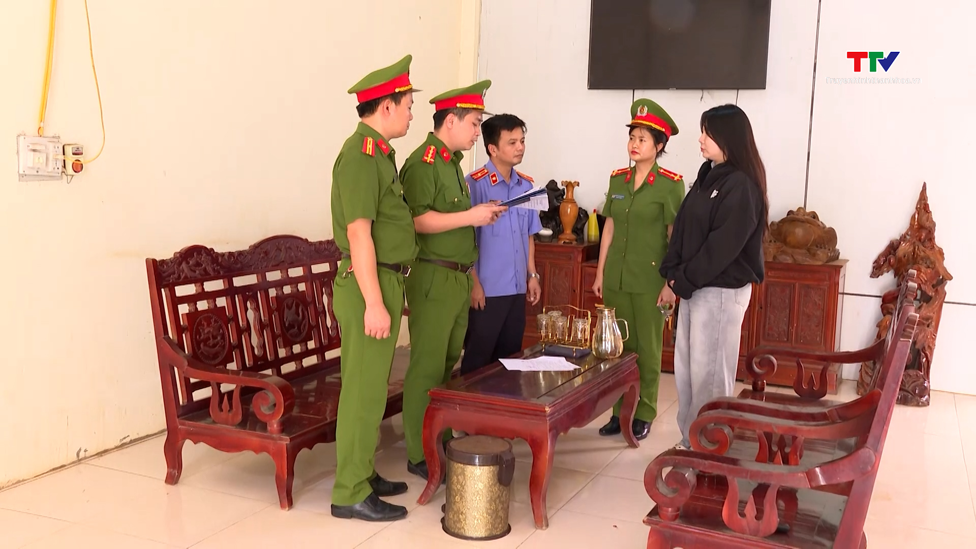 Triệt phá một cơ sở sản xuất, buôn bán số lượng lớn mỹ phẩm giả- Ảnh 3. Triệt phá một cơ sở sản xuất, buôn bán số lượng lớn mỹ phẩm giả- Ảnh 3.