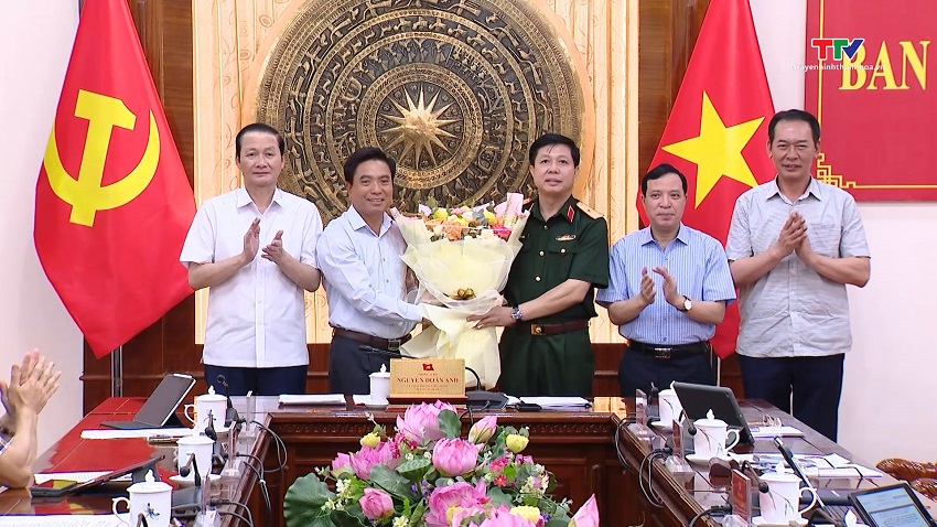 Ban Thường vụ Tỉnh ủy chúc mừng Thiếu tướng Lê Văn Trung, Phó Chính ủy Quân khu 4- Ảnh 1. Ban Thường vụ Tỉnh ủy chúc mừng Thiếu tướng Lê Văn Trung, Phó Chính ủy Quân khu 4- Ảnh 1.