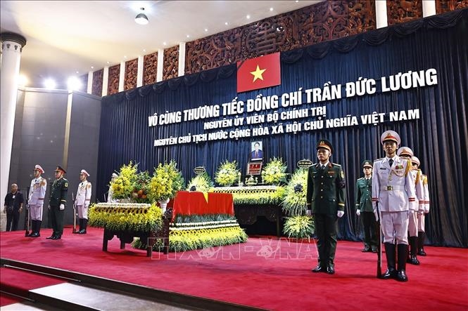 Tổ chức trọng thể Lễ viếng nguyên Chủ tịch nước Trần Đức Lương- Ảnh 12. Tổ chức trọng thể Lễ viếng nguyên Chủ tịch nước Trần Đức Lương- Ảnh 12.